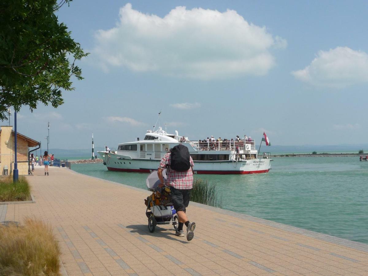 Balaton Art Guesthouse Balatonszárszó Exteriör bild